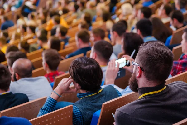 Deelnemers aan zakelijke conferenties zitten en luisteren — Stockfoto