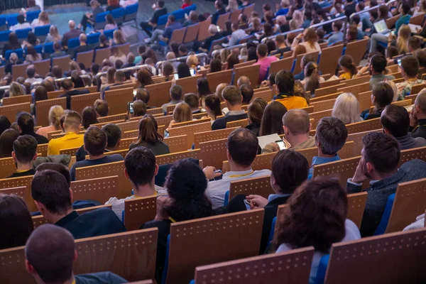 Deelnemers aan zakelijke conferenties zitten en luisteren — Stockfoto