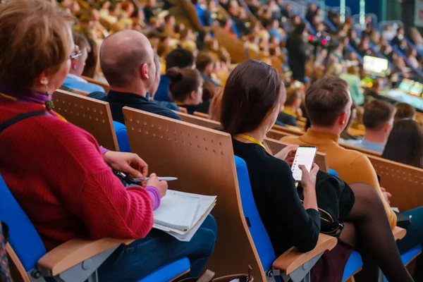 Uczestnicy konferencji biznesowej siedzą i słuchają — Zdjęcie stockowe