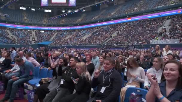 Konferenzteilnehmer sitzen und hören zu — Stockvideo