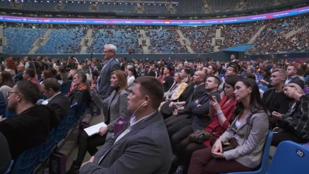 Los asistentes a la conferencia de negocios se sientan y escuchan — Vídeos de Stock