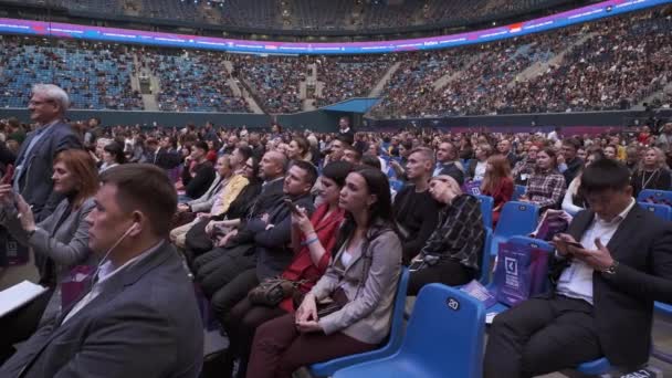 Uczestnicy konferencji biznesowej siedzą i słuchają — Wideo stockowe