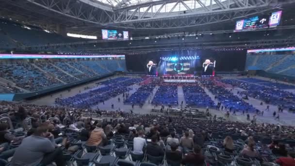 Gli uomini d'affari frequentano un grande forum educativo allo stadio Gazprom Arena — Video Stock