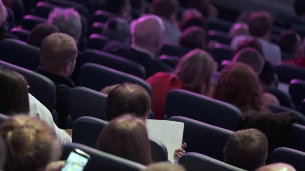 Účastníci obchodní konference sedí a poslouchají — Stock video