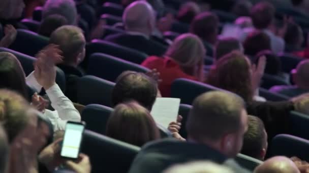 I partecipanti alla conferenza di lavoro si siedono e ascoltano — Video Stock