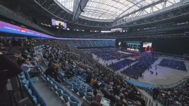 Podnikatelé se účastní velkého vzdělávacího fóra na stadionu Gazprom Arena — Stock video