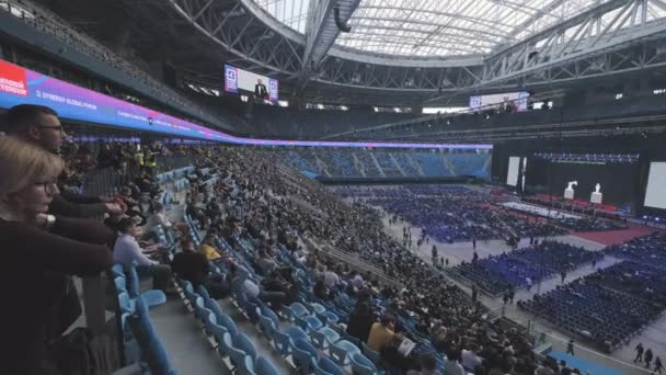 Az üzletemberek nagy oktatási fórumon vesznek részt a Gazprom Arena Stadionban — Stock videók