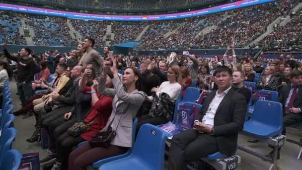 Les participants à la conférence d'affaires s'assoient et écoutent — Video