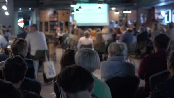 Participantes de conferências de negócios sentam e ouvem — Vídeo de Stock