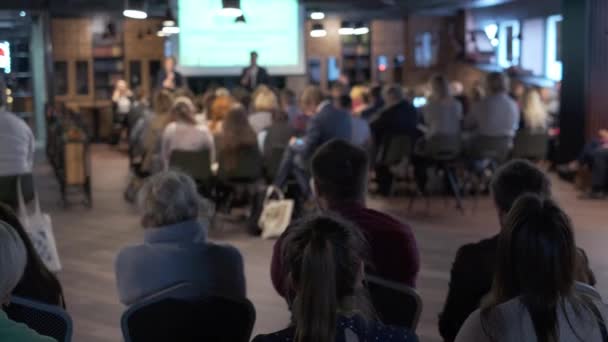 Los asistentes a la conferencia de negocios se sientan y escuchan — Vídeo de stock