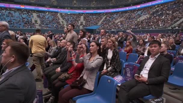 Účastníci obchodní konference sedí a poslouchají — Stock video