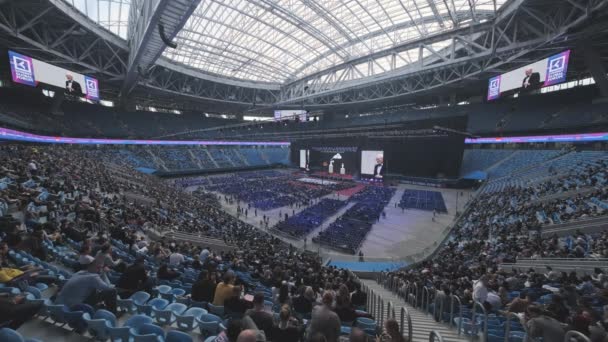 Podnikatelé se účastní velkého vzdělávacího fóra na stadionu Gazprom Arena — Stock video