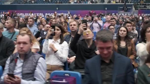 Uczestnicy konferencji biznesowej siedzą i słuchają — Wideo stockowe