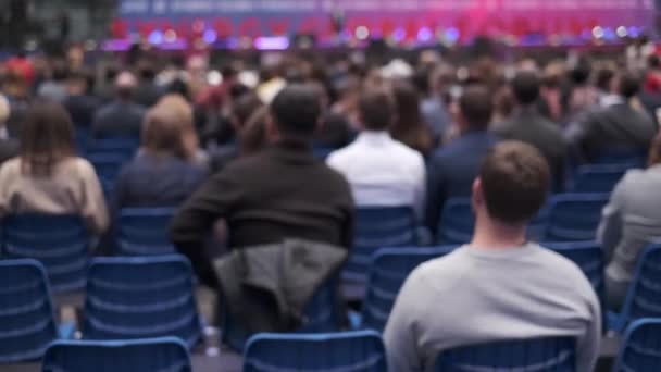 Uczestnicy konferencji biznesowej siedzą i słuchają — Wideo stockowe