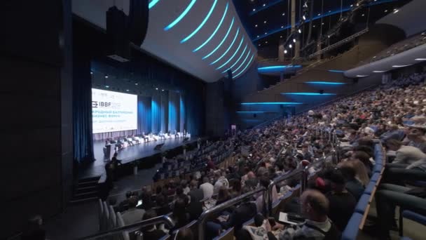 İş eğitimi forumunun ziyaretçileri büyük salonda konferans dinliyorlar — Stok video
