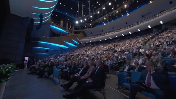 Bezoekers van het Business Education Forum luisteren naar een lezing in de grote zaal — Stockvideo