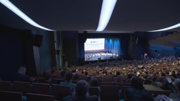 I visitatori del forum di educazione aziendale ascoltano le lezioni in una grande sala — Video Stock