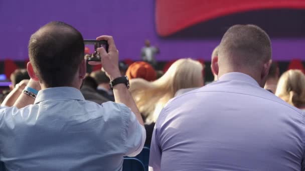 Publikum hört Dozent bei Workshop zu — Stockvideo