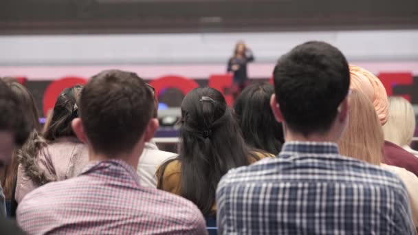 Audiencia escucha a conferenciante en taller — Vídeos de Stock