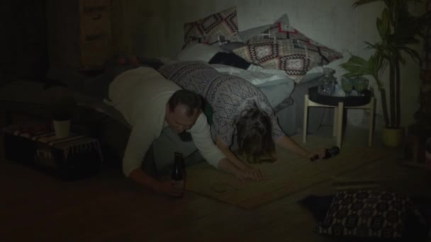 Dronken paar liggend op bed na het drinken — Stockvideo