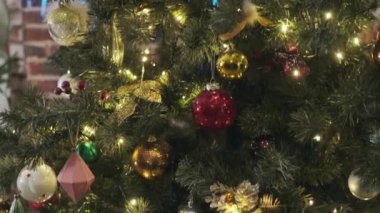 Şöminenin üzerinde çoraplar asılı.