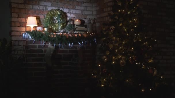 Chaussettes suspendues sur la cheminée 