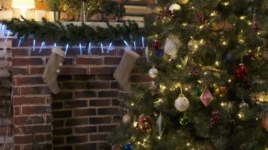 Şöminenin üzerinde çoraplar asılı.