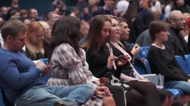 İş konferansına katılanlar oturup dinlesin.