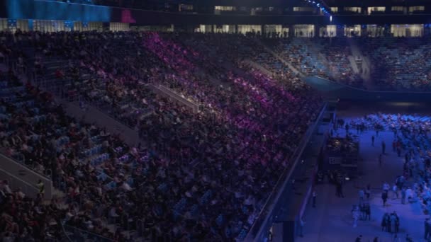 Des hommes d'affaires assistent à un grand forum éducatif au Gazprom Arena Stadium — Video