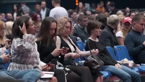 Los asistentes a la conferencia de negocios se sientan y escuchan — Vídeo de stock