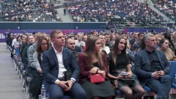 Uczestnicy konferencji biznesowej siedzą i słuchają — Wideo stockowe