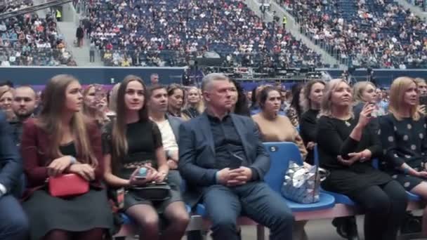 Deelnemers aan zakelijke conferenties zitten en luisteren — Stockvideo