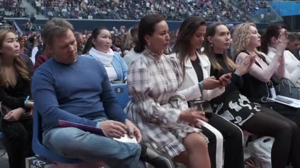 Deelnemers aan zakelijke conferenties zitten en luisteren — Stockvideo