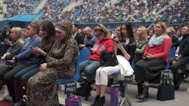 İş konferansına katılanlar oturup dinlesin.