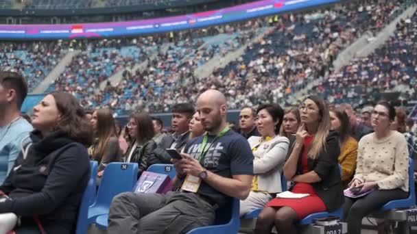 Les participants à la conférence d'affaires s'assoient et écoutent — Video