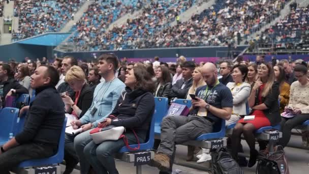 Los asistentes a la conferencia de negocios se sientan y escuchan — Vídeos de Stock