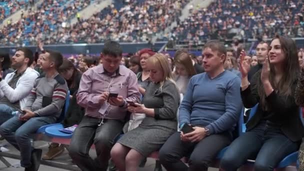 Uczestnicy konferencji biznesowej siedzą i słuchają — Wideo stockowe