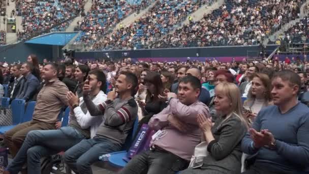 Üzleti konferencia résztvevői ülnek és hallgatják — Stock videók