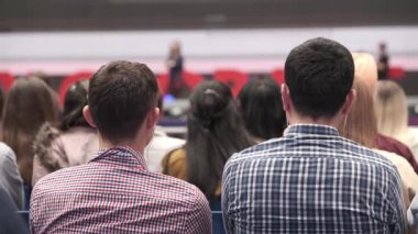 Seyirci atölyede öğretim görevlisini dinliyor