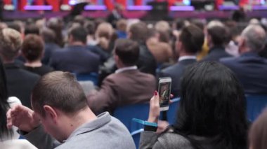 İş konferansına katılanlar oturup dinlesin.