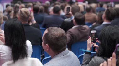 İş konferansına katılanlar oturup dinlesin.