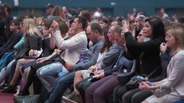 İş konferansına katılanlar oturup dinlesin.