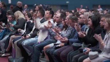 İş konferansına katılanlar oturup dinlesin.
