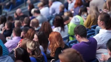 Seyirci atölyede öğretim görevlisini dinliyor