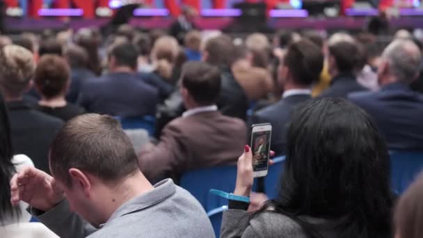 Üzleti konferencia résztvevői ülnek és hallgatják — Stock videók