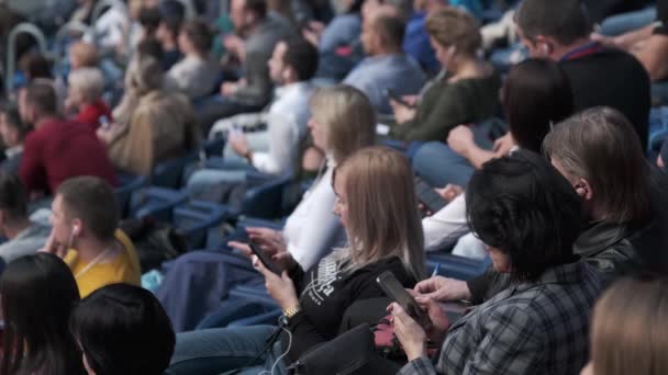 Il pubblico ascolta il docente al workshop — Video Stock