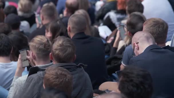 Audiencia escucha a conferenciante en taller — Vídeo de stock