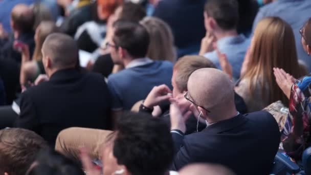 Los asistentes a la conferencia de negocios se sientan y escuchan — Vídeos de Stock