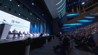 İş eğitimi forumunun ziyaretçileri büyük salonda konferans dinliyorlar