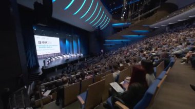 İş eğitimi forumunun ziyaretçileri büyük salonda konferans dinliyorlar